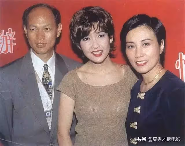 72歲的「張無忌」摟著72歲的「趙敏」拍照：緣分40年，彈指一揮間