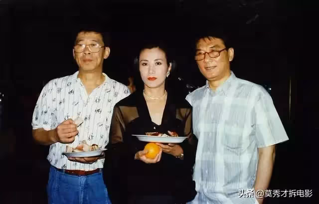 72歲的「張無忌」摟著72歲的「趙敏」拍照：緣分40年，彈指一揮間