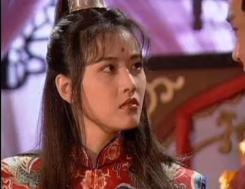 最美周芷若，56歲周海媚無兒無女單身獨居，坦言自己不需要男人：看完她的別墅全懂了