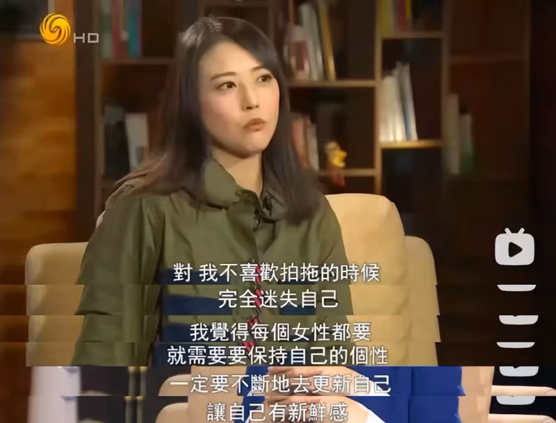 最美周芷若，56歲周海媚無兒無女單身獨居，坦言自己不需要男人：看完她的別墅全懂了
