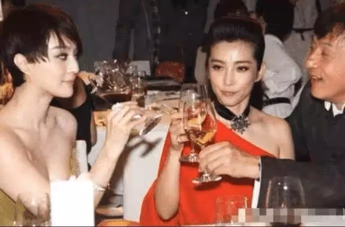 成龍當年和雙冰喝酒照被扒， 在無美顏的年代，差距簡直一目了然