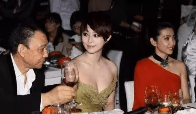 成龍當年和雙冰喝酒照被扒， 在無美顏的年代，差距簡直一目了然
