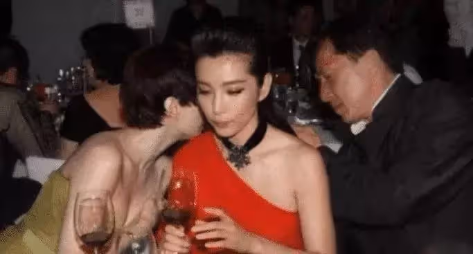 成龍當年和雙冰喝酒照被扒， 在無美顏的年代，差距簡直一目了然