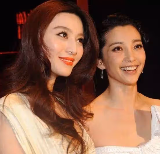 成龍當年和雙冰喝酒照被扒， 在無美顏的年代，差距簡直一目了然