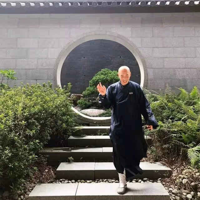 「恐龍哥」林偉亮，從型男變身方丈，身材高大六塊腹肌，33歲時忽然大徹大悟，出家11年容貌大變，網友：要學會放下