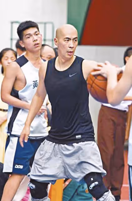「恐龍哥」林偉亮，從型男變身方丈，身材高大六塊腹肌，33歲時忽然大徹大悟，出家11年容貌大變，網友：要學會放下