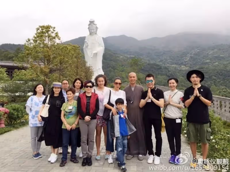 「恐龍哥」林偉亮，從型男變身方丈，身材高大六塊腹肌，33歲時忽然大徹大悟，出家11年容貌大變，網友：要學會放下