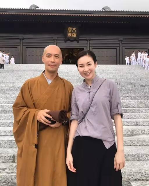「恐龍哥」林偉亮，從型男變身方丈，身材高大六塊腹肌，33歲時忽然大徹大悟，出家11年容貌大變，網友：要學會放下
