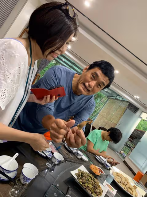 81歲港星中山開武館，與李力持豪宅吃大餐，別墅坐落山間環境清幽
