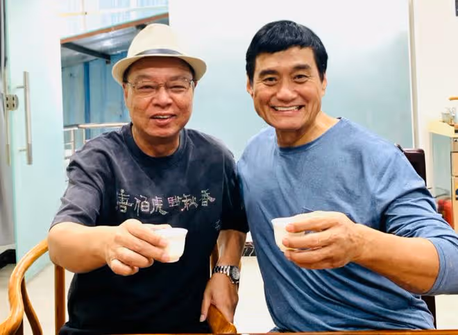 81歲港星中山開武館，與李力持豪宅吃大餐，別墅坐落山間環境清幽