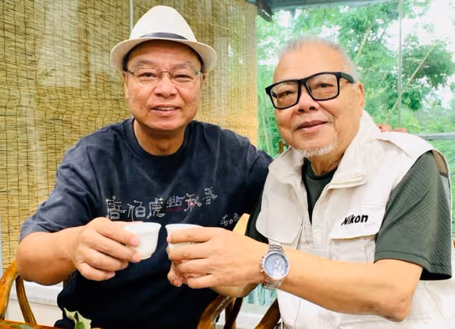 81歲港星中山開武館，與李力持豪宅吃大餐，別墅坐落山間環境清幽