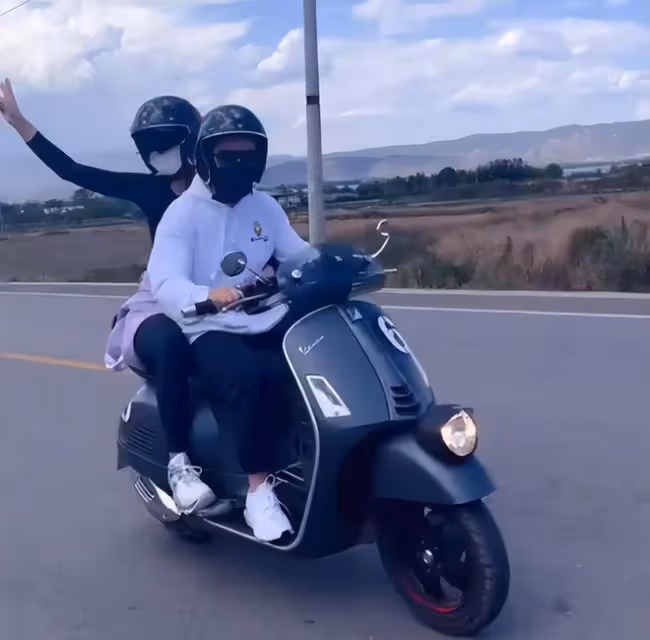 甄子丹內地旅遊，親自騎摩托載妻子兜風，汪詩詩張開雙臂表現興奮