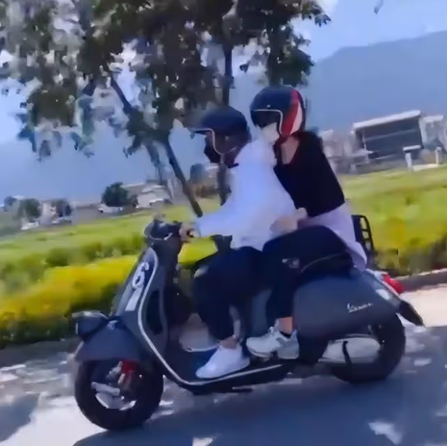 甄子丹內地旅遊，親自騎摩托載妻子兜風，汪詩詩張開雙臂表現興奮