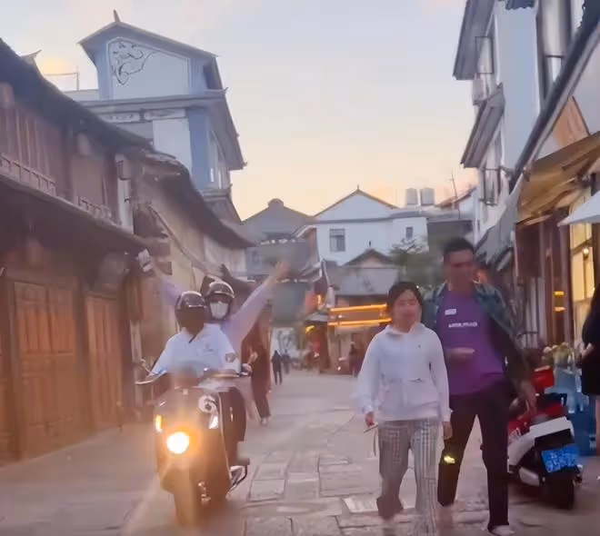 甄子丹內地旅遊，親自騎摩托載妻子兜風，汪詩詩張開雙臂表現興奮