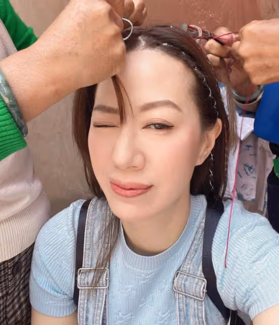 甄子丹內地旅遊，親自騎摩托載妻子兜風，汪詩詩張開雙臂表現興奮