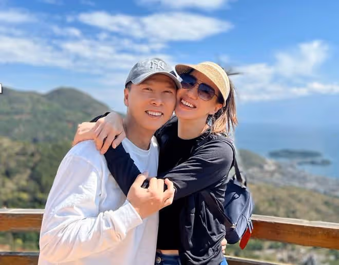 甄子丹內地旅遊，親自騎摩托載妻子兜風，汪詩詩張開雙臂表現興奮