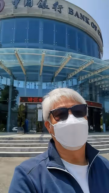 64歲港星定居內地！辦醫保卡大讚福利多，在珠海街頭閒逛無人認出