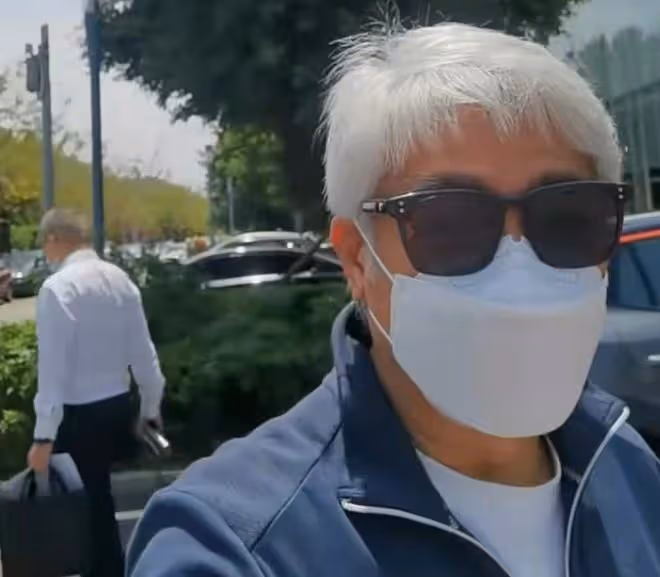 64歲港星定居內地！辦醫保卡大讚福利多，在珠海街頭閒逛無人認出