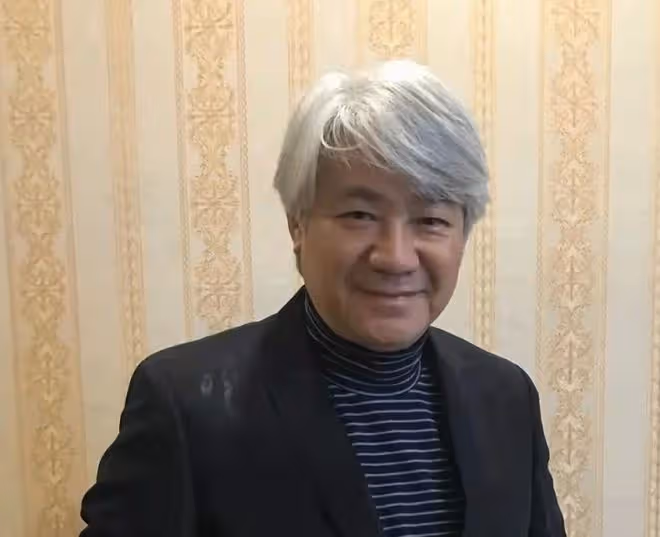 64歲港星定居內地！辦醫保卡大讚福利多，在珠海街頭閒逛無人認出