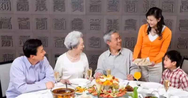 兒媳借錢辛苦開店，小姑子卻多次白拿，婆婆反手幾巴掌：道歉還錢