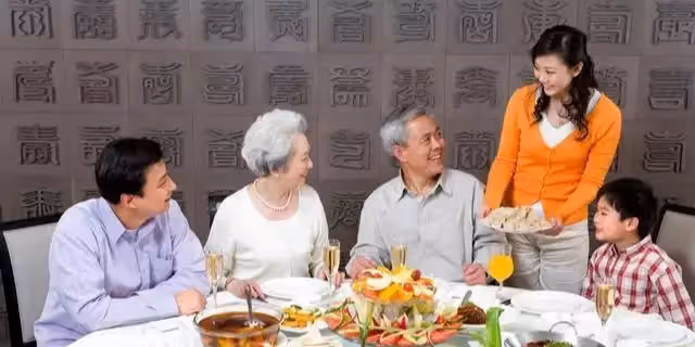 兒媳借錢辛苦開店,小姑子卻多次白拿,婆婆反手幾巴掌:道歉還錢