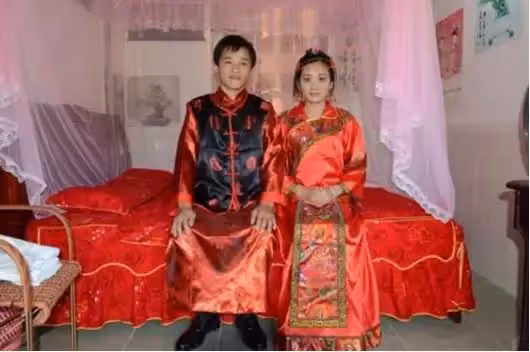 婆婆向兒媳借6千元,兒媳卻讓婆婆寫借條,回家打開錢後感慨萬千