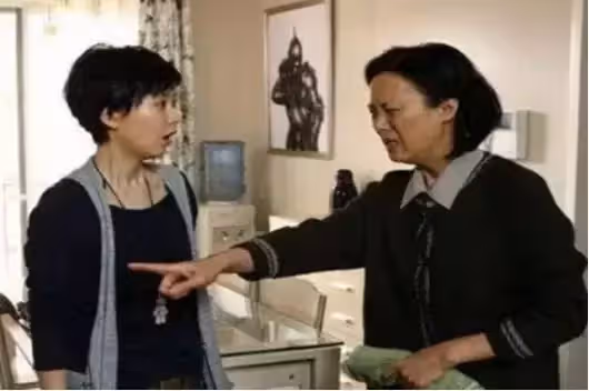 婆婆向兒媳借6千元,兒媳卻讓婆婆寫借條,回家打開錢後感慨萬千