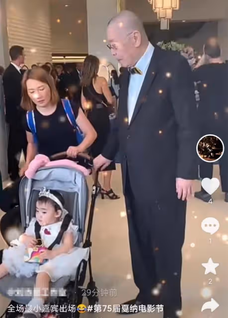 83歲劉詩昆攜女出席電影節,1歲女兒拎萬元名牌包,太可愛引圍觀