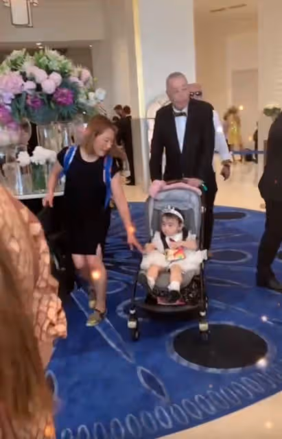 83歲劉詩昆攜女出席電影節,1歲女兒拎萬元名牌包,太可愛引圍觀