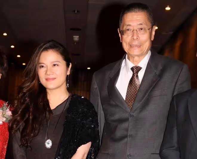 83歲劉詩昆攜女出席電影節,1歲女兒拎萬元名牌包,太可愛引圍觀