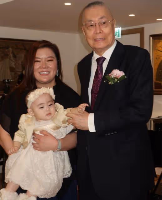 83歲劉詩昆攜女出席電影節,1歲女兒拎萬元名牌包,太可愛引圍觀