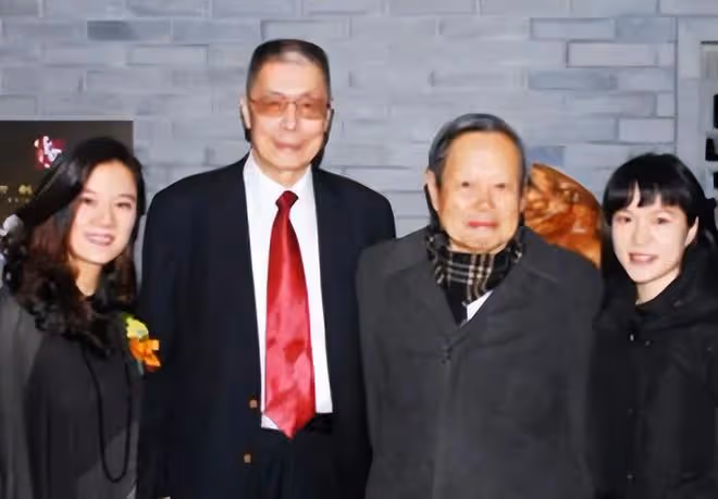 83歲劉詩昆攜女出席電影節,1歲女兒拎萬元名牌包,太可愛引圍觀