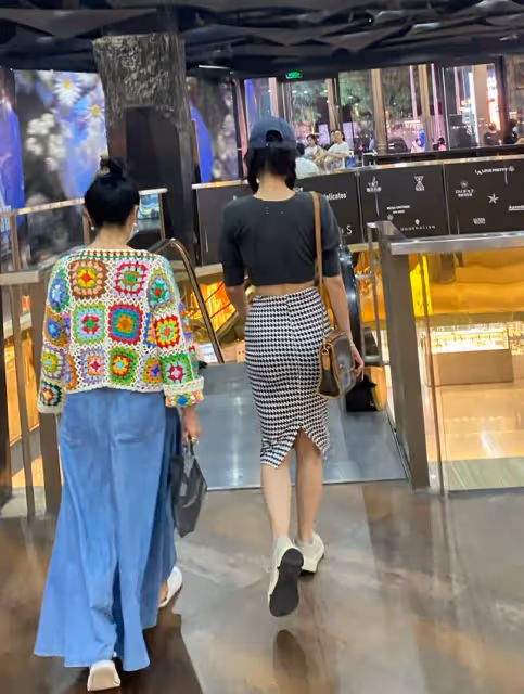 43歲殷桃再曬照!穿短上衣開叉裙好身材惹眼,扎雙馬尾狀態似少女
