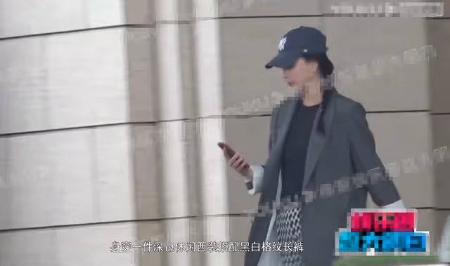43歲殷桃再曬照!穿短上衣開叉裙好身材惹眼,扎雙馬尾狀態似少女