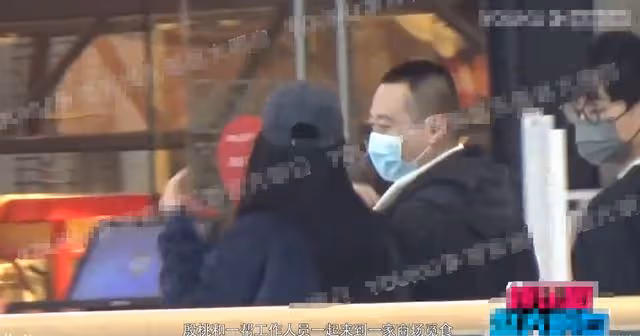 43歲殷桃再曬照!穿短上衣開叉裙好身材惹眼,扎雙馬尾狀態似少女