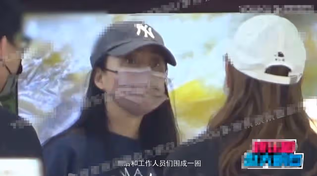 43歲殷桃再曬照!穿短上衣開叉裙好身材惹眼,扎雙馬尾狀態似少女