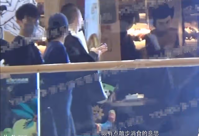 43歲殷桃再曬照!穿短上衣開叉裙好身材惹眼,扎雙馬尾狀態似少女
