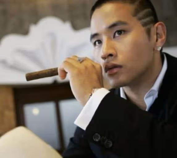 當年因為改變國籍，被祖國終生禁止入境的男星，他現在過得怎樣了