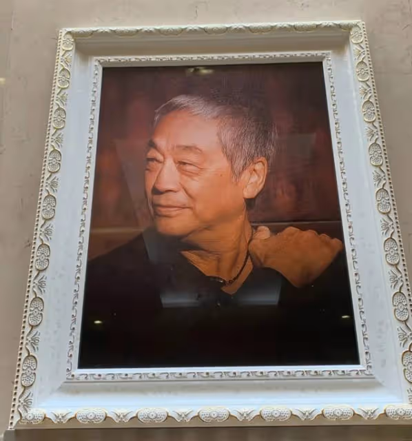 知名老戲骨低調舉行喪禮!遺照曝光,女兒仍無法接受父親突然猝死