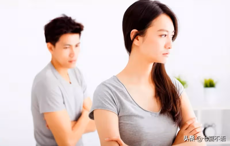 丈夫1萬工資給婆婆6千,妻子也給父母4千,丈夫:岳父母有退休金