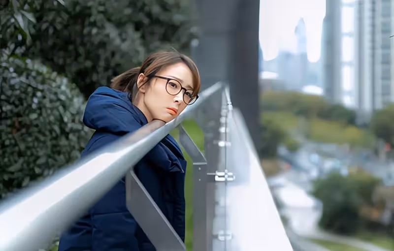 給婆婆交住院費,妻子才發現丈夫給前女友轉10萬,丈夫:我欠她情