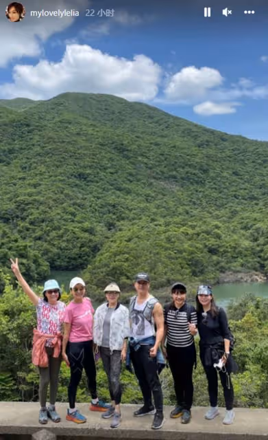 呂良偉與一眾富婆爬山，穿背心手臂肌肉太搶鏡，66歲仍健碩似小伙