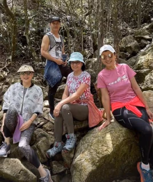 呂良偉與一眾富婆爬山，穿背心手臂肌肉太搶鏡，66歲仍健碩似小伙