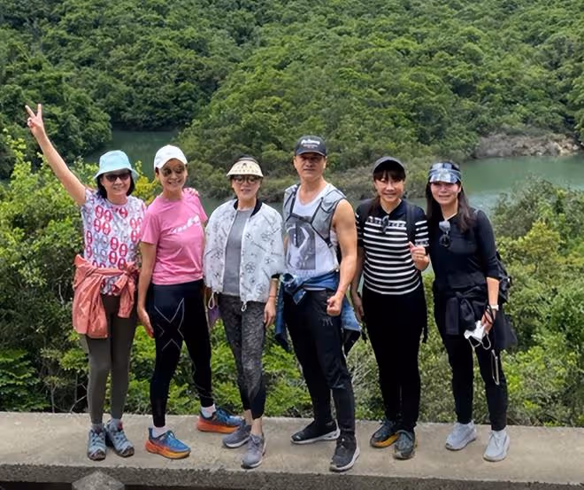 呂良偉與一眾富婆爬山，穿背心手臂肌肉太搶鏡，66歲仍健碩似小伙