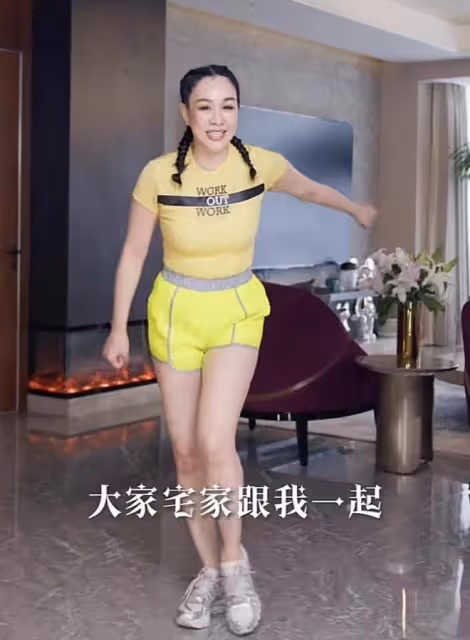 鍾麗緹穿超短褲運動,大腿粗壯腰間贅肉明顯,網友:姐姐老了