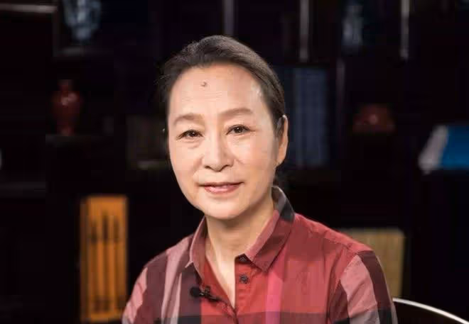 老戲骨奚美娟近況曝光!無名指戴戒指金鐲亮眼,離婚28年獨自帶娃