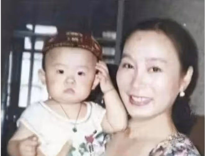 老戲骨奚美娟近況曝光!無名指戴戒指金鐲亮眼,離婚28年獨自帶娃