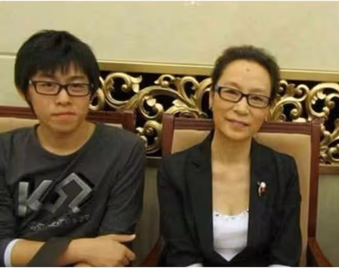 老戲骨奚美娟近況曝光!無名指戴戒指金鐲亮眼,離婚28年獨自帶娃