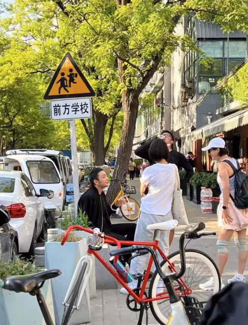 尼格買提坐三里屯路邊舉杯,和異性熱聊接地氣,異國婚多年無互動