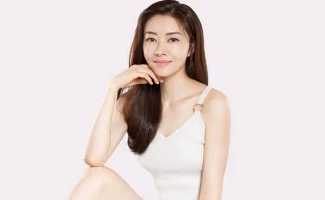 身材惹火!香港知名女星再獲邀當代言人,開衩連衣裙盡顯完美身段